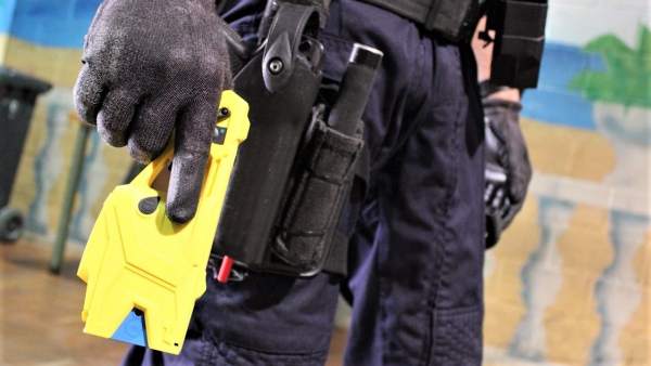Los policías apremian a Interior para que permita el uso de la pistola eléctrica que ya tienen los Mossos