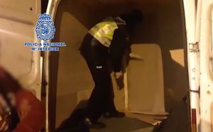 Policía localiza a cuatro migrantes ocultos en una furgoneta