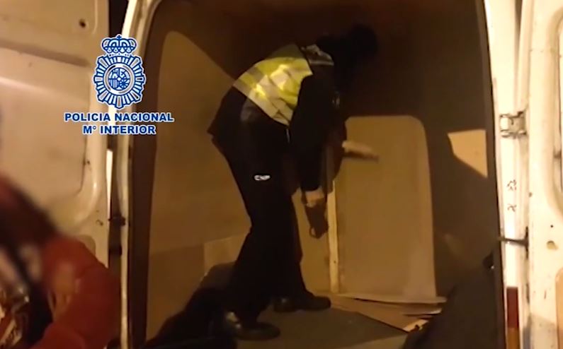 En este momento estás viendo Policía localiza a cuatro migrantes ocultos en una furgoneta
