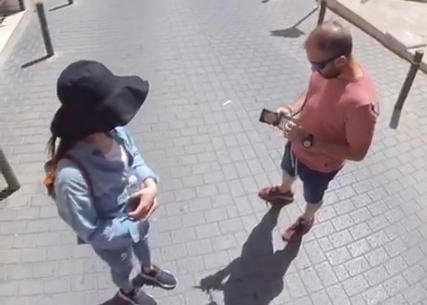 Pareja de turistas graban con una cámara de 360 grados …